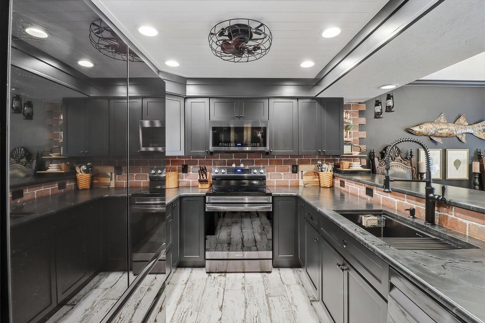 Listing photo id 5 for 1637 Paradise Circle 204