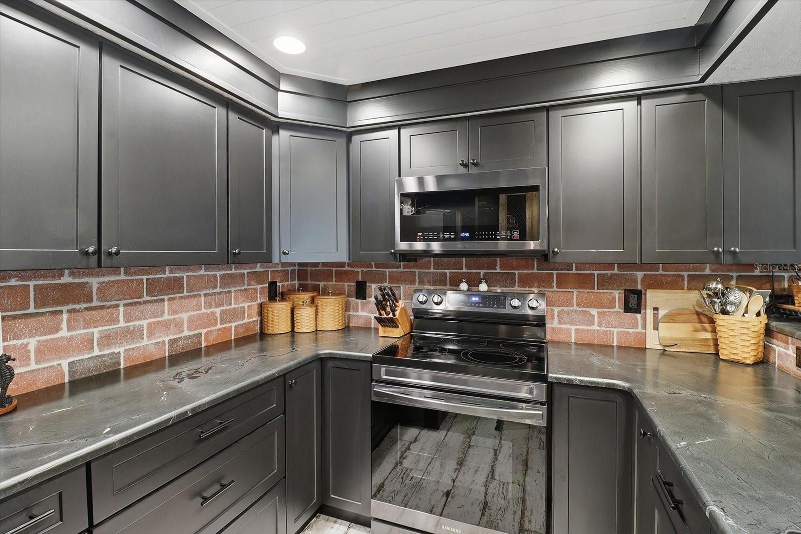 Listing photo id 6 for 1637 Paradise Circle 204