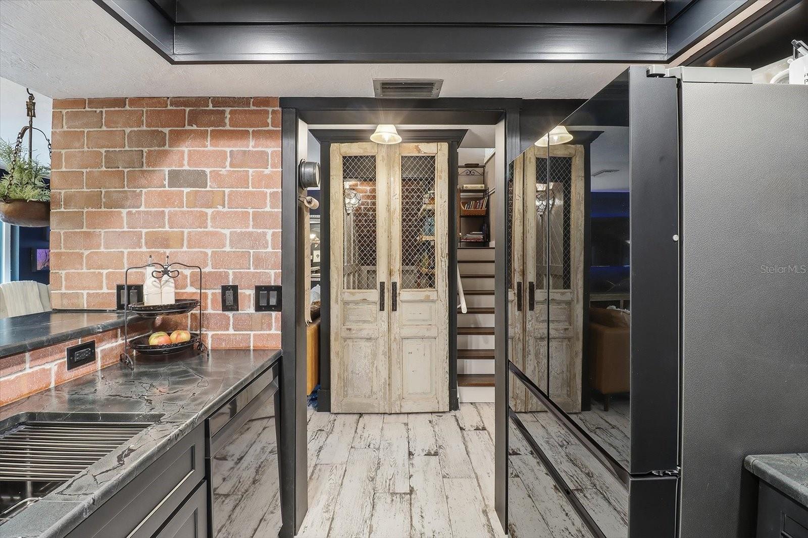 Listing photo id 7 for 1637 Paradise Circle 204