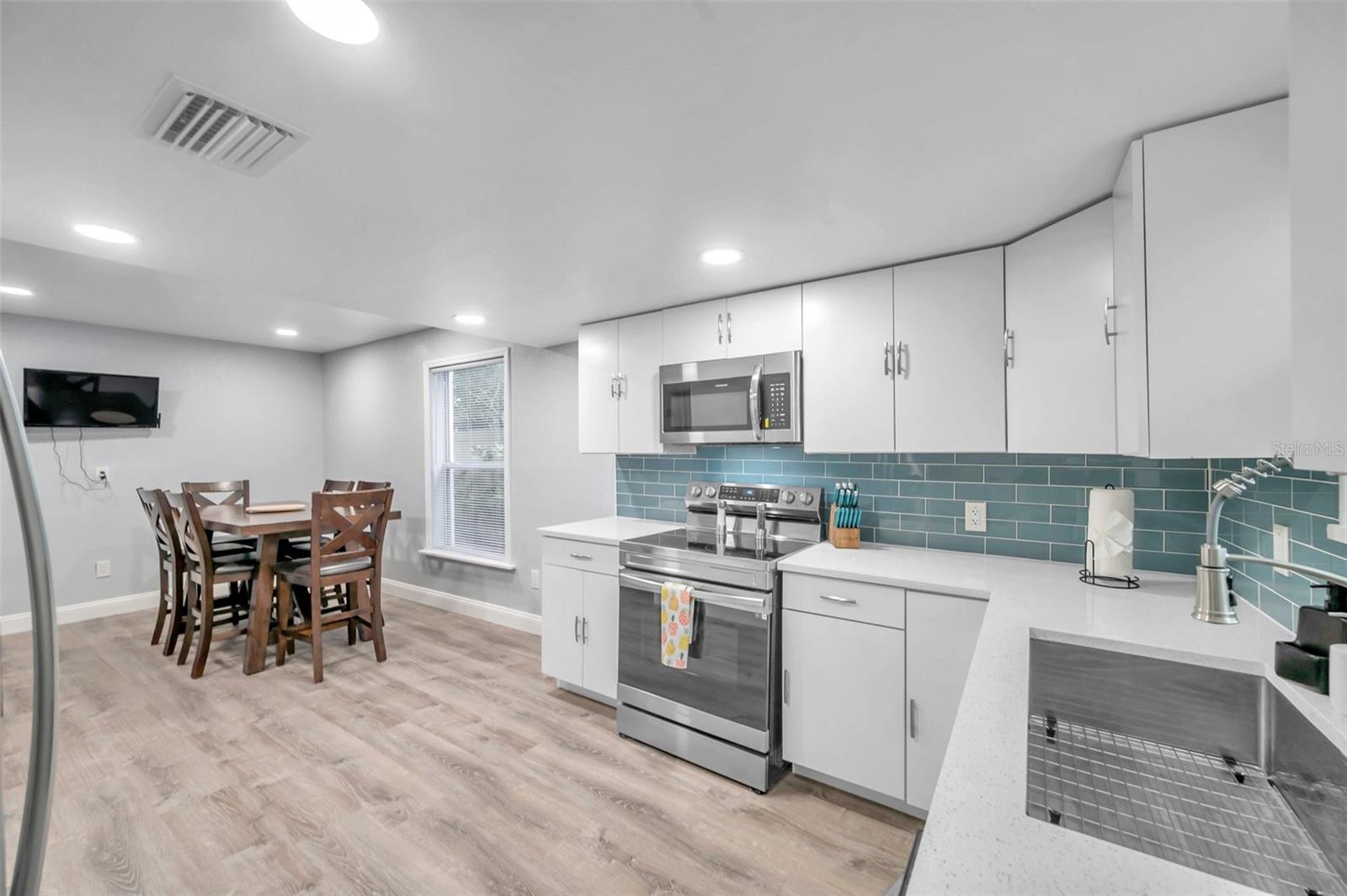 Listing photo id 16 for 3720 3rd Ave N