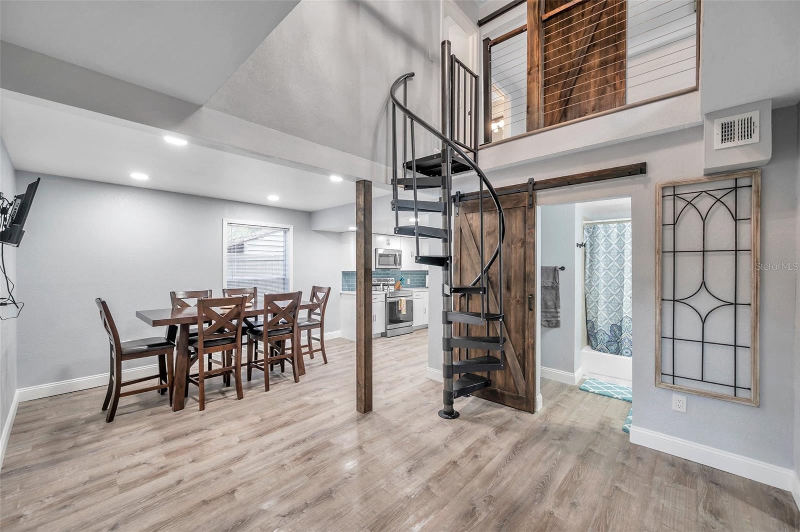 Listing photo id 2 for 3720 3rd Ave N