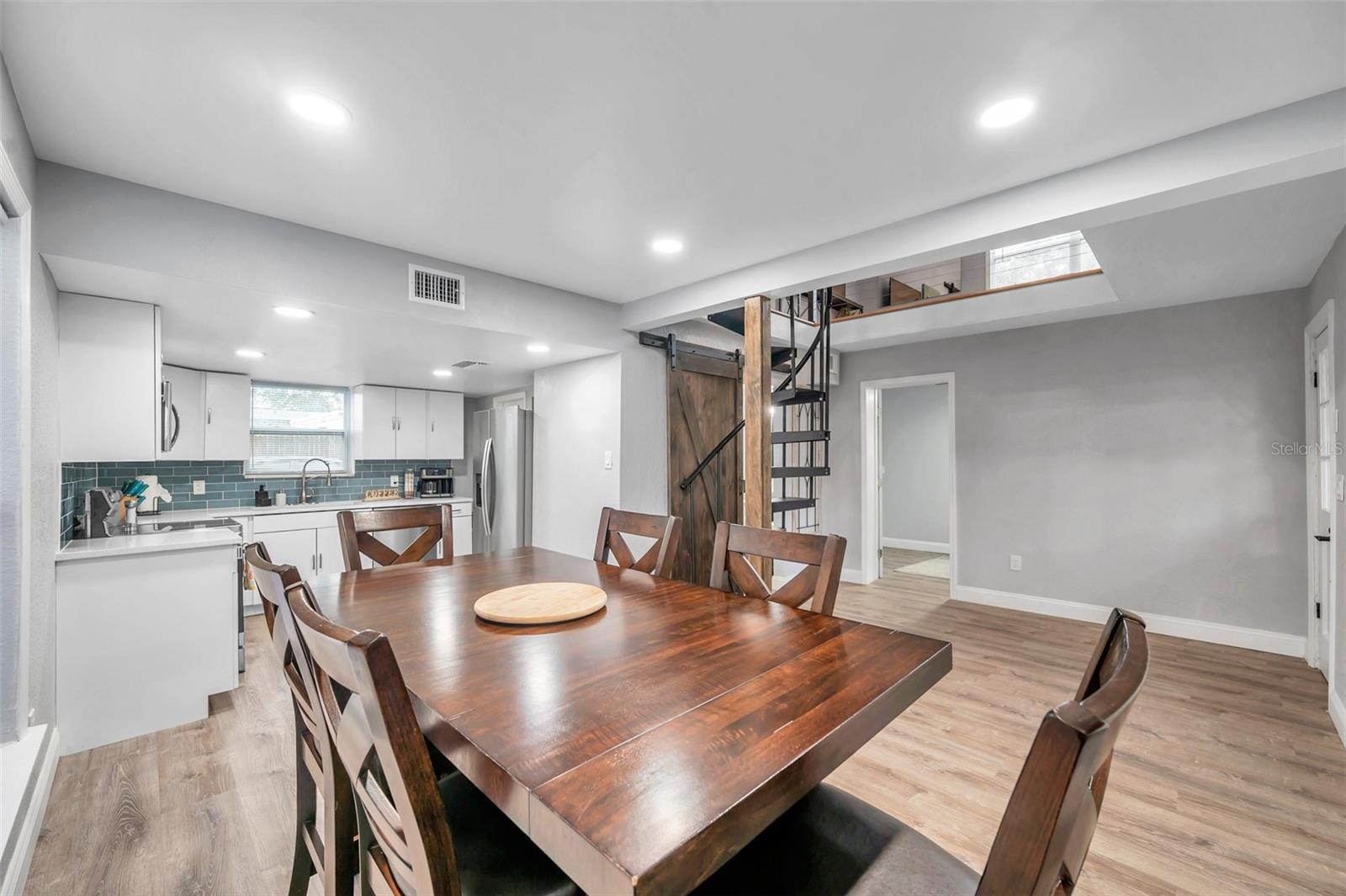 Listing photo id 7 for 3720 3rd Ave N