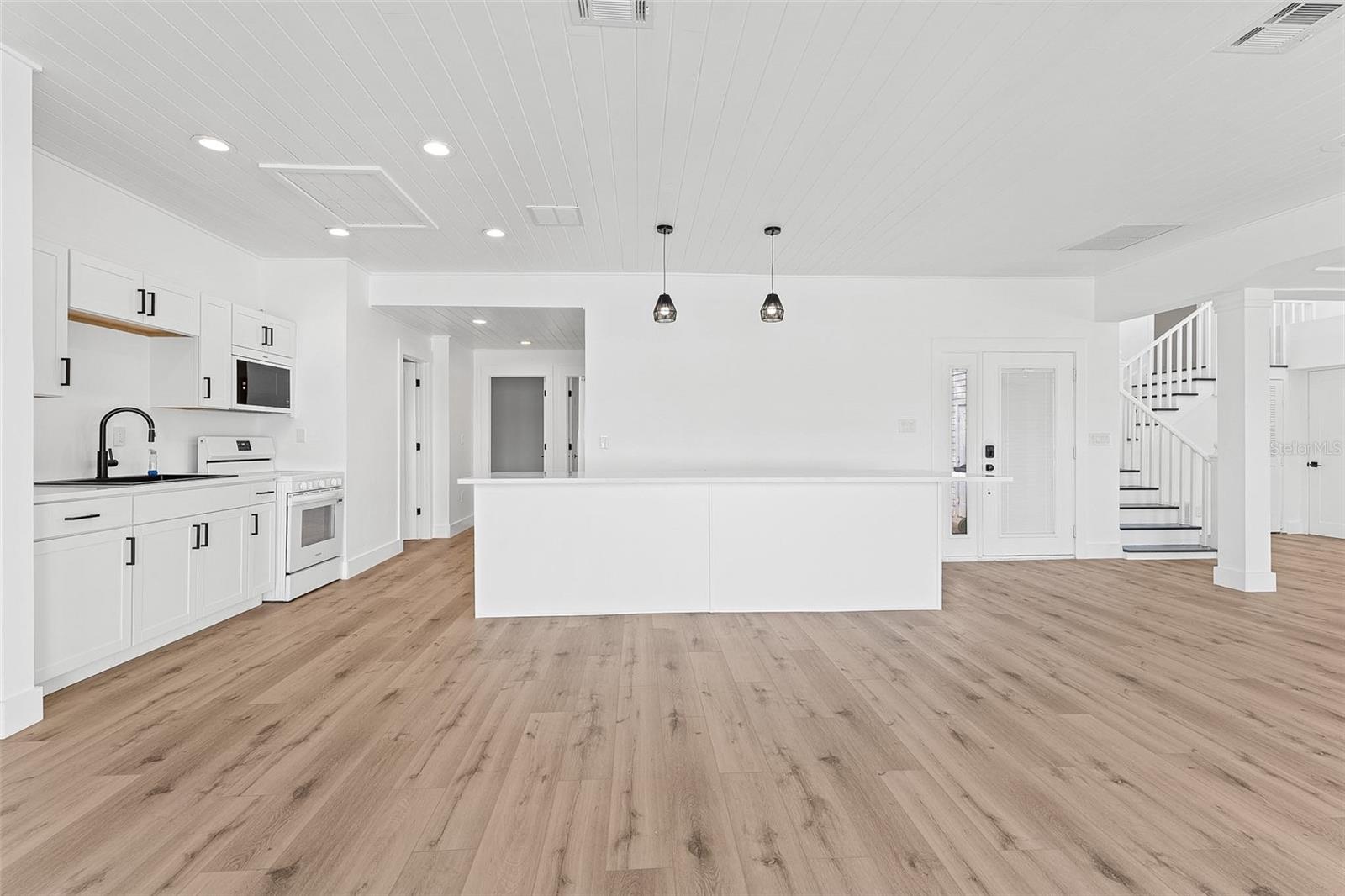 Image 5 of 16 For 845 Bay Esplanade