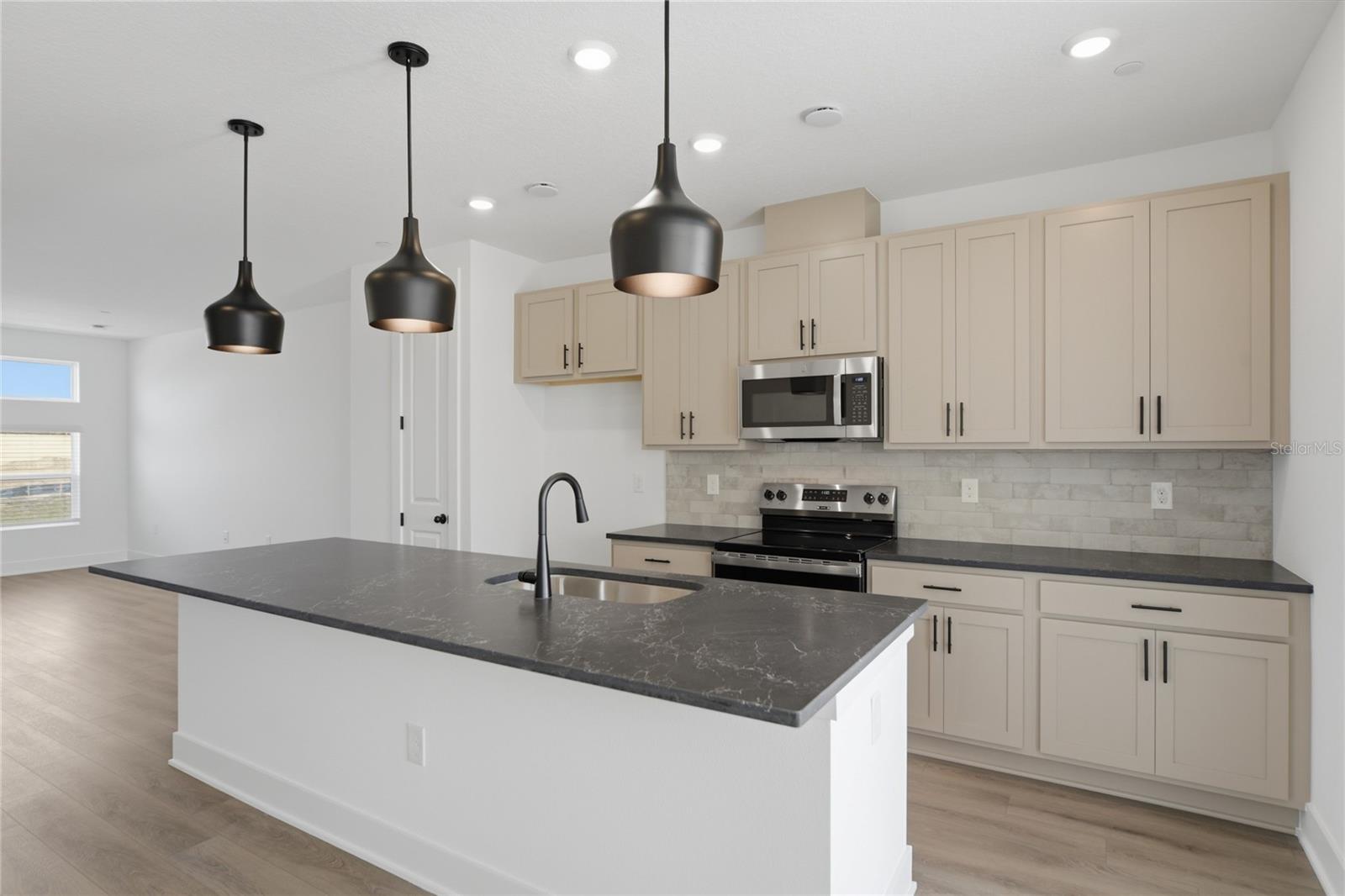 Image 15 of 36 For 15285 Hamlin Park Drive