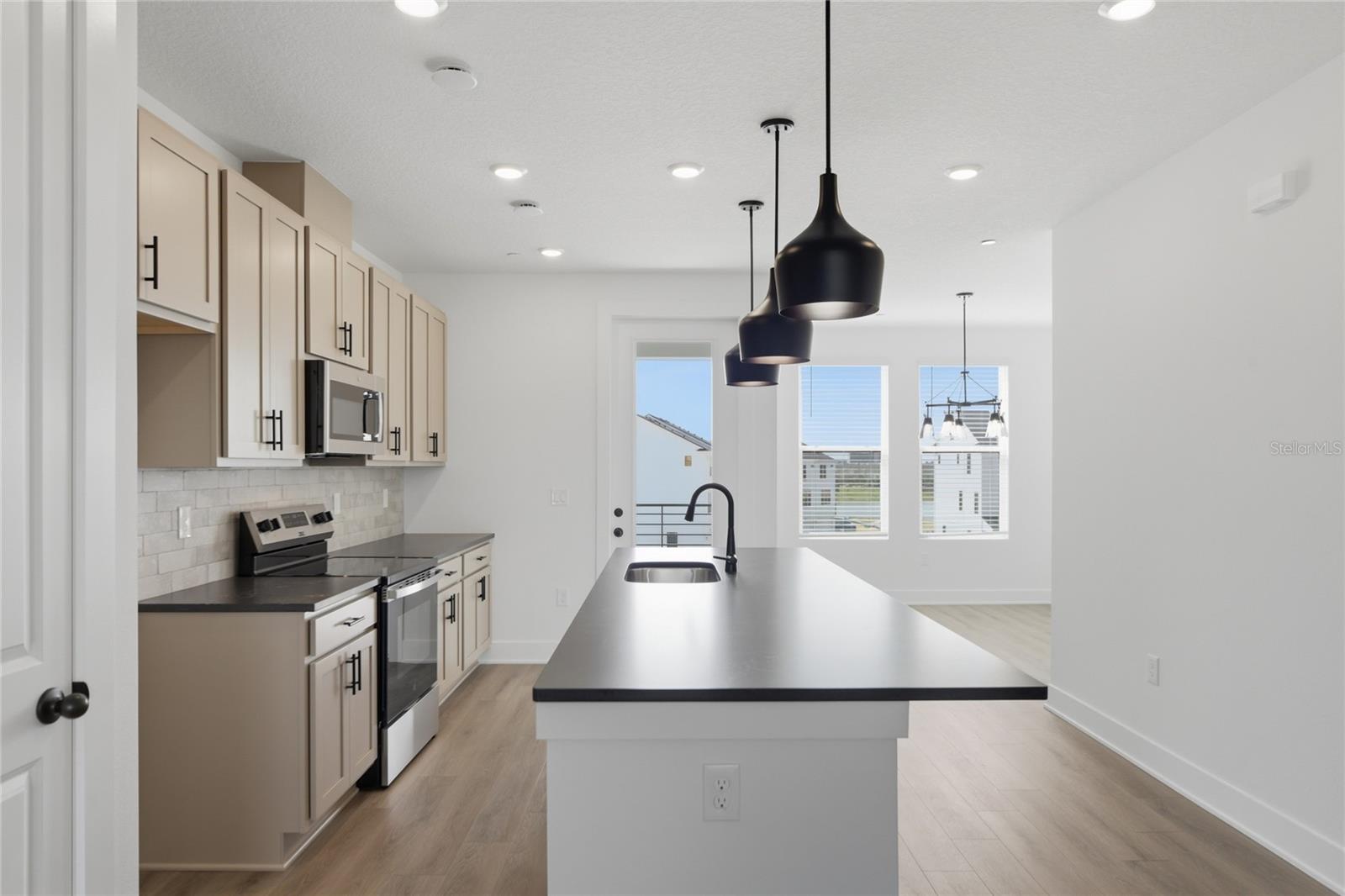 Image 18 of 36 For 15285 Hamlin Park Drive