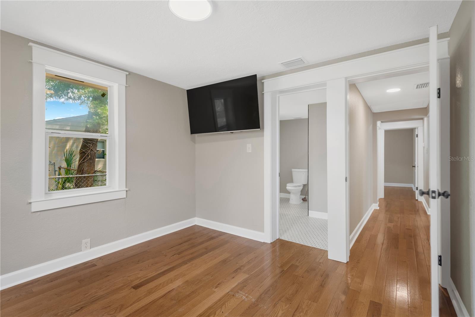 Image 10 of 18 For 1910 Henry Avenue