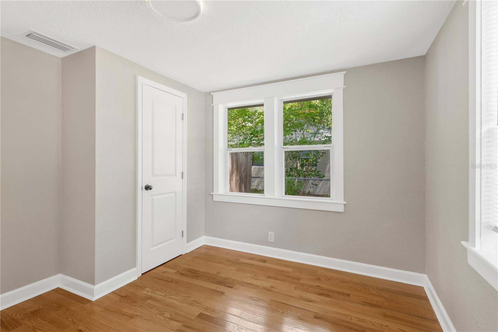 Image 12 of 18 For 1910 Henry Avenue