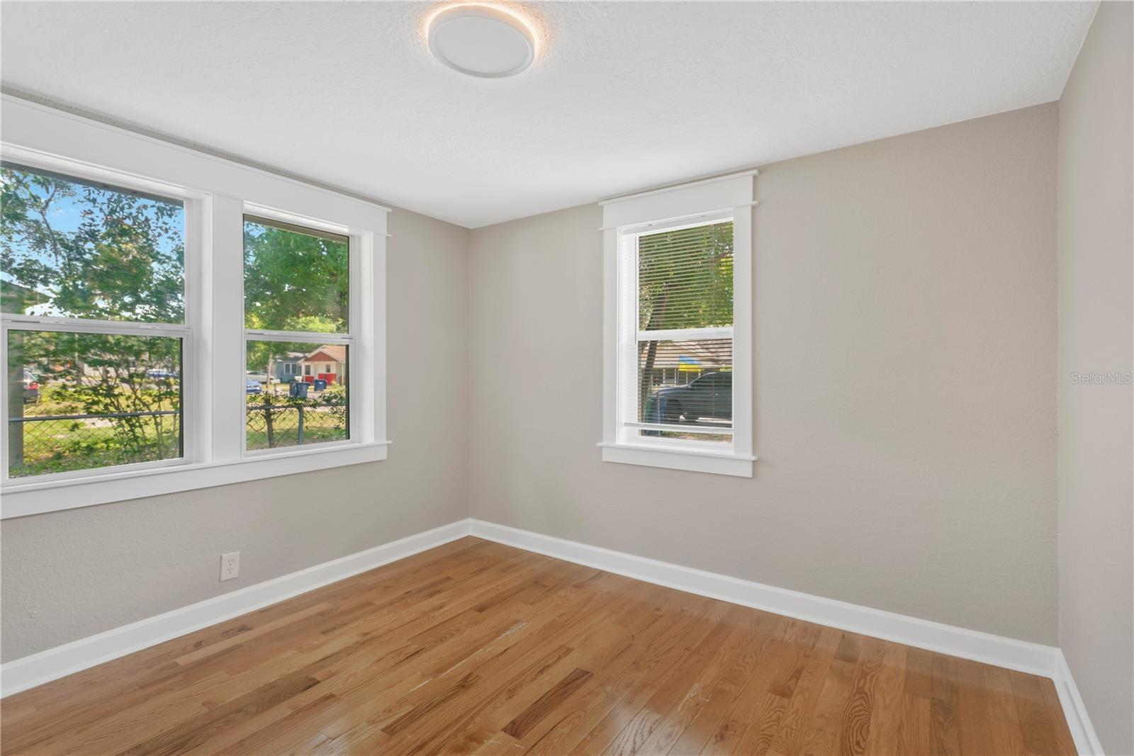 Image 6 of 18 For 1910 Henry Avenue