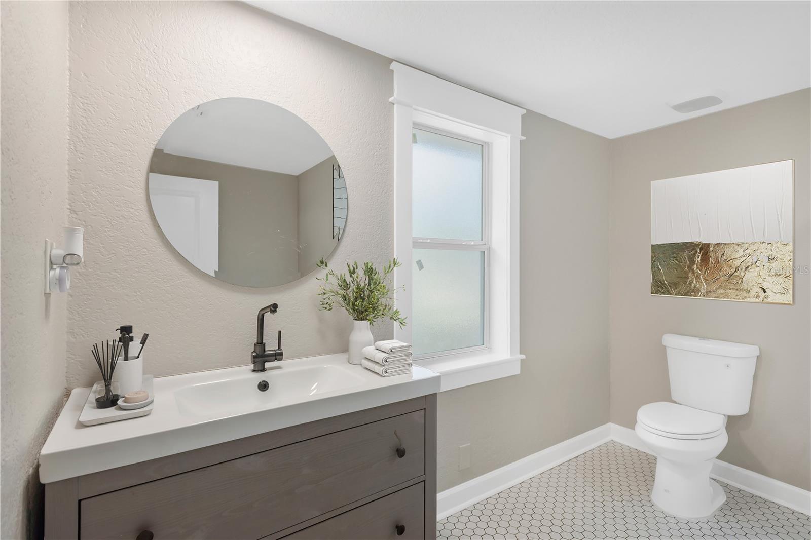 Image 8 of 18 For 1910 Henry Avenue