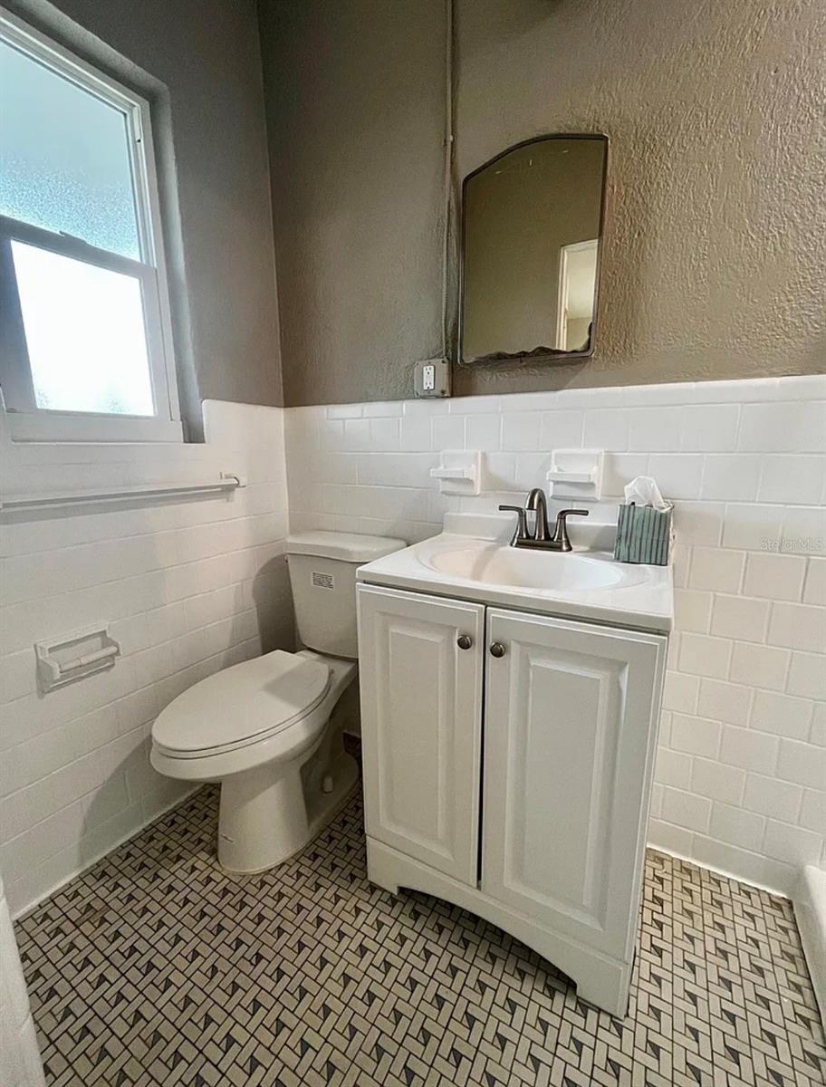 Image 7 of 8 For 707 Rosery Road Nw 2