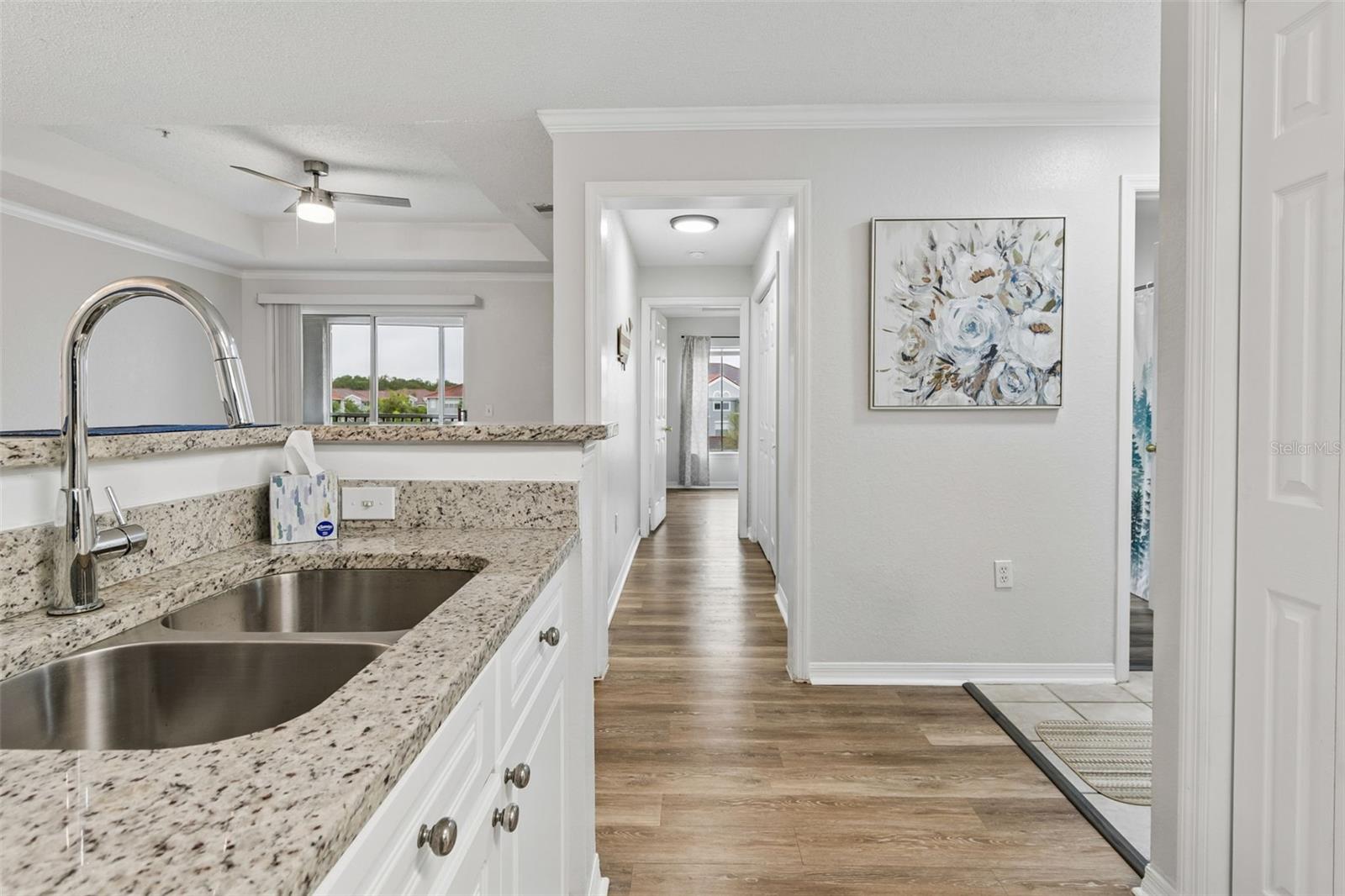 Image 10 of 39 For 18001 Richmond Place Drive 1030