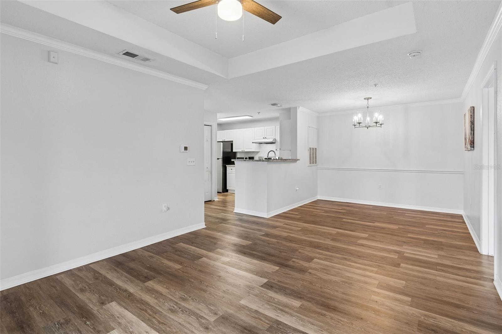 Image 13 of 39 For 18001 Richmond Place Drive 1030