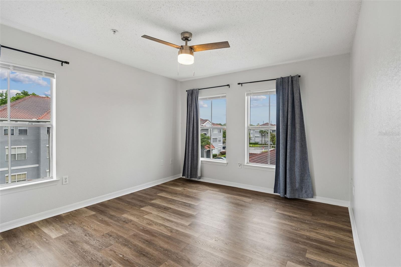 Image 14 of 39 For 18001 Richmond Place Drive 1030