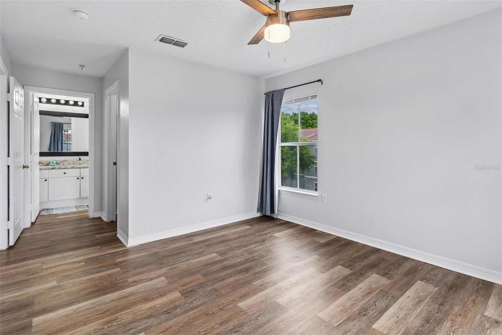 Image 15 of 39 For 18001 Richmond Place Drive 1030