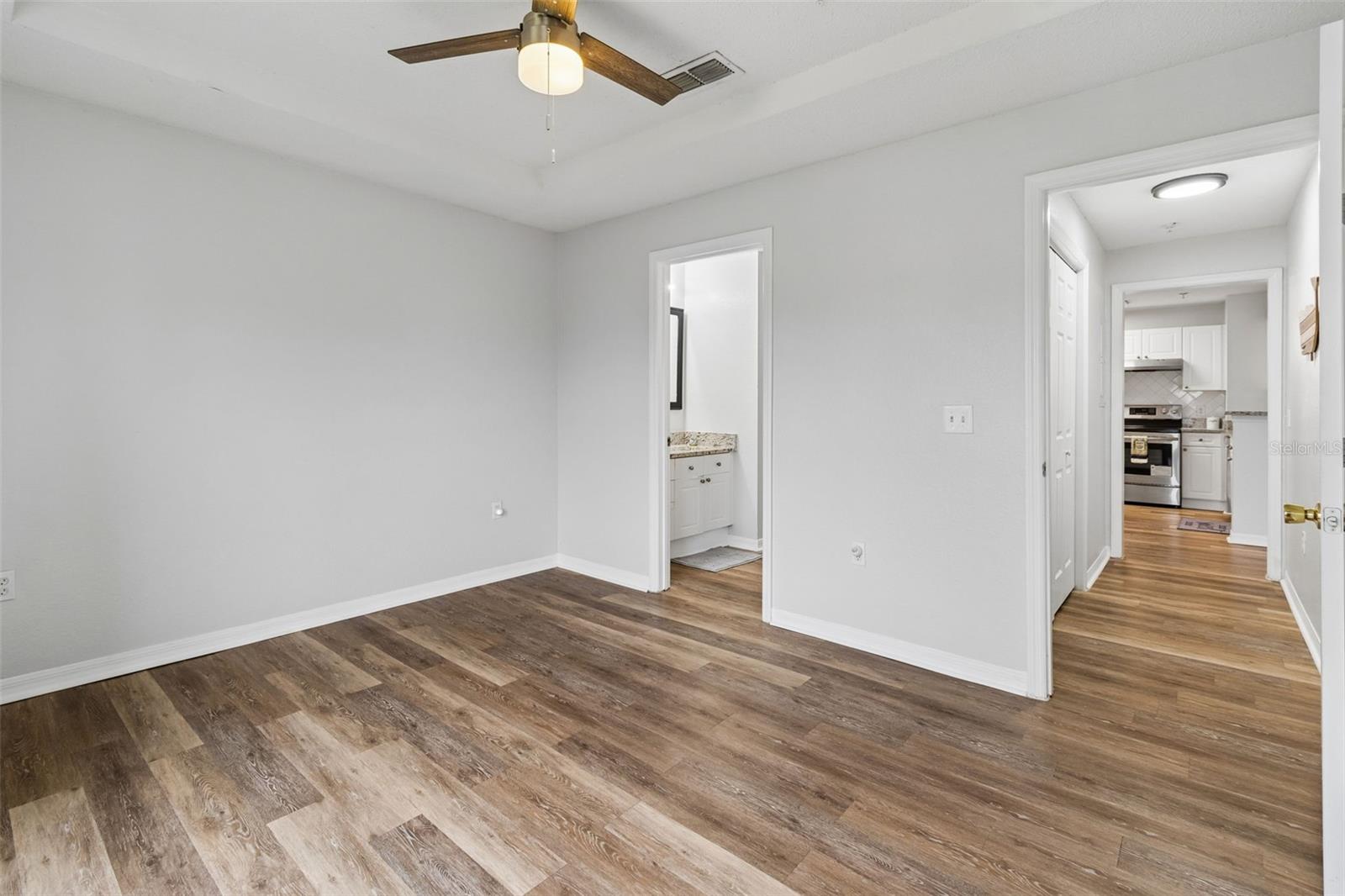 Image 23 of 39 For 18001 Richmond Place Drive 1030