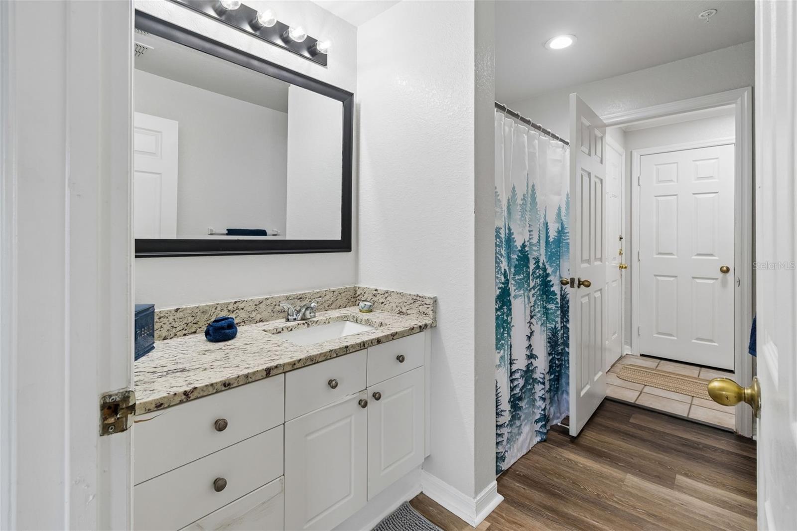 Image 24 of 39 For 18001 Richmond Place Drive 1030