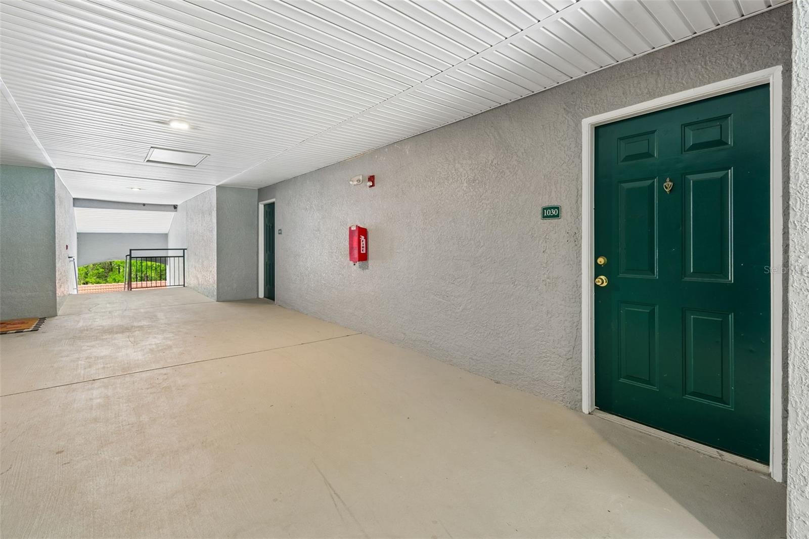 Image 3 of 39 For 18001 Richmond Place Drive 1030