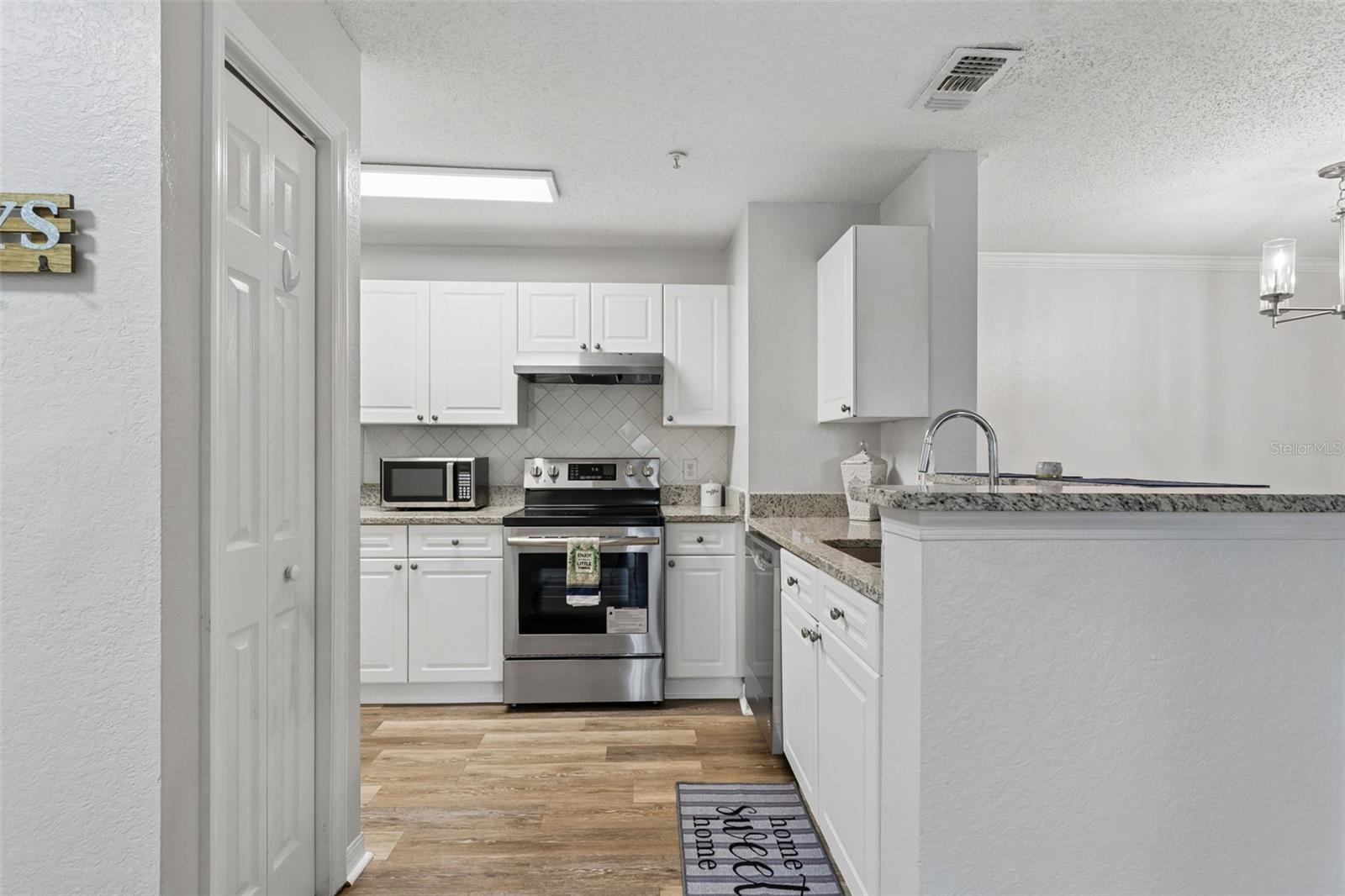 Image 6 of 39 For 18001 Richmond Place Drive 1030