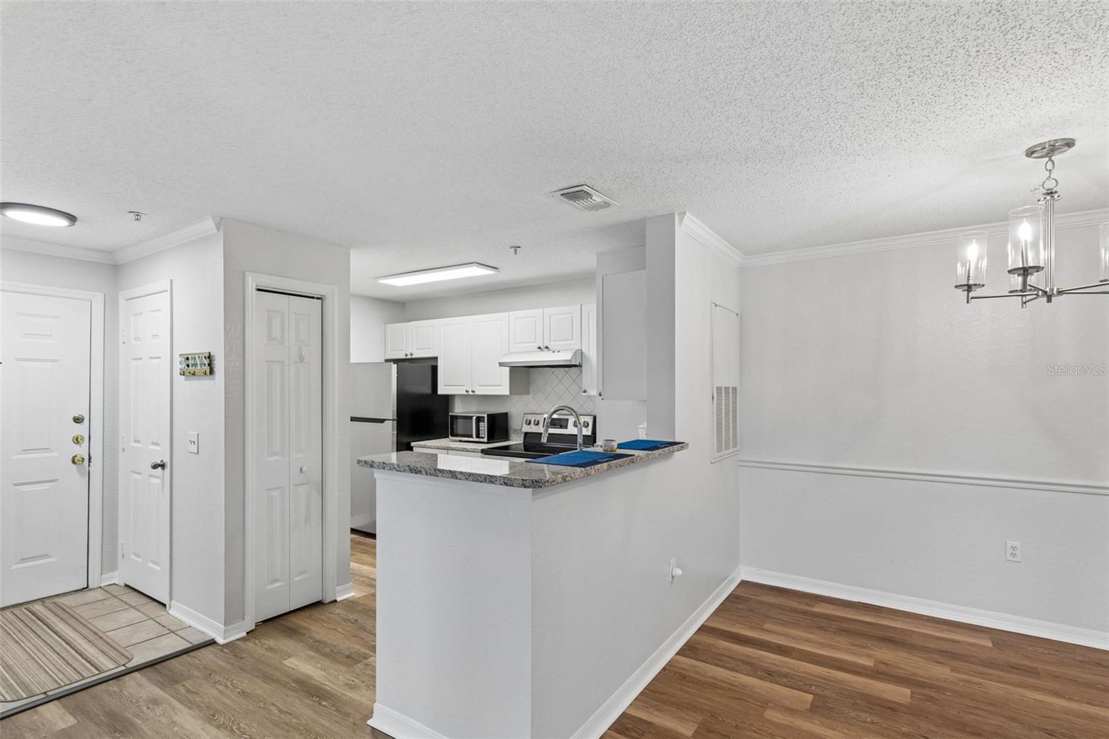 Image 7 of 39 For 18001 Richmond Place Drive 1030