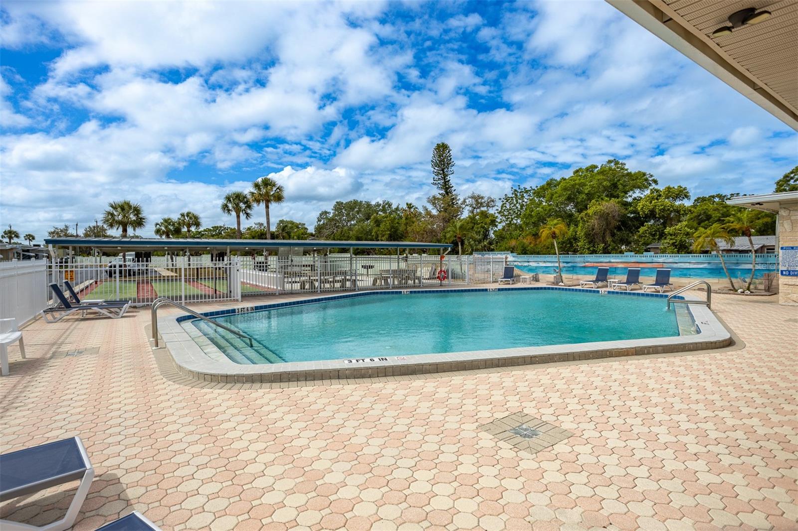 Image 25 of 38 For 250 Rosery Road Nw 298