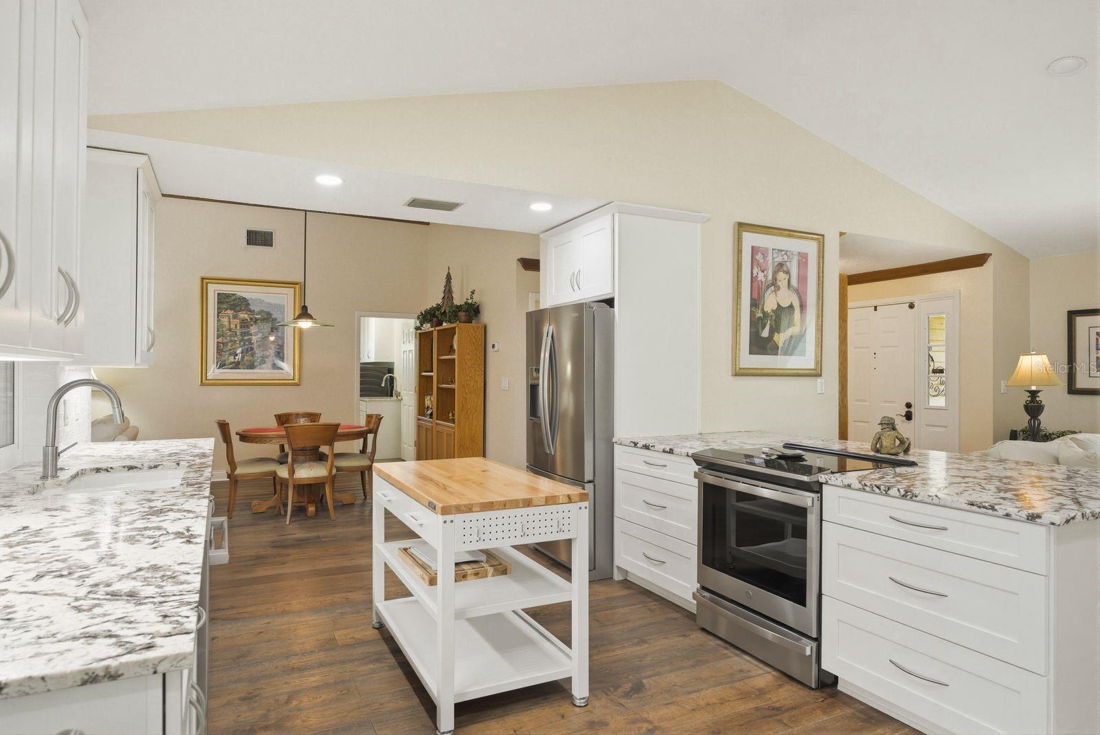 Listing photo id 7 for 1736 Pine Hill Court