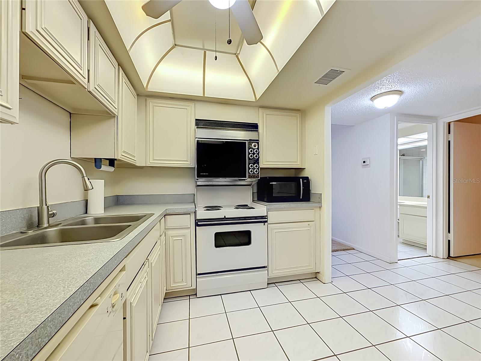 Image 10 of 78 For 7100 Sunset Way 207