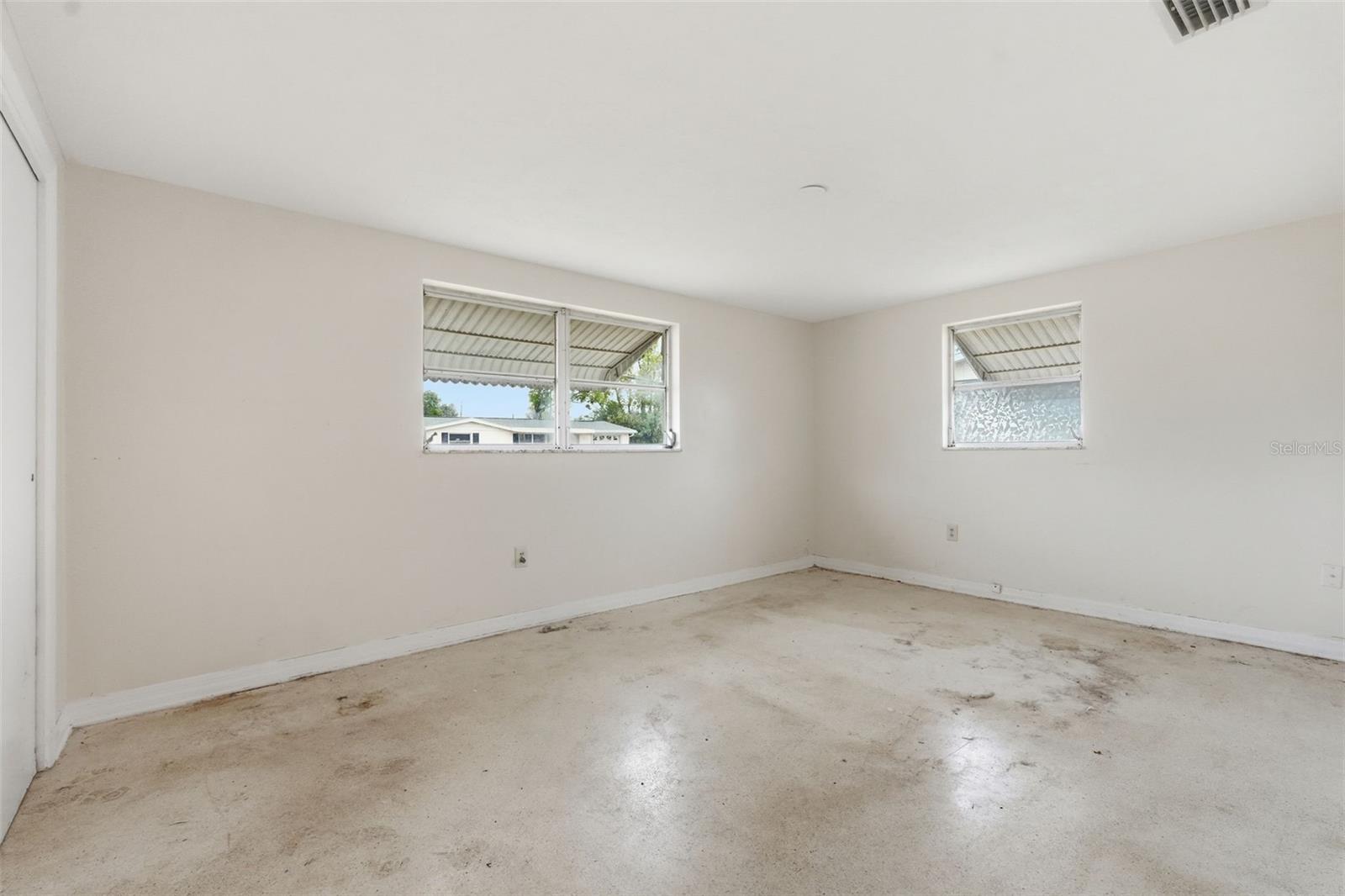 Listing photo id 8 for 1039 Clairborne Street