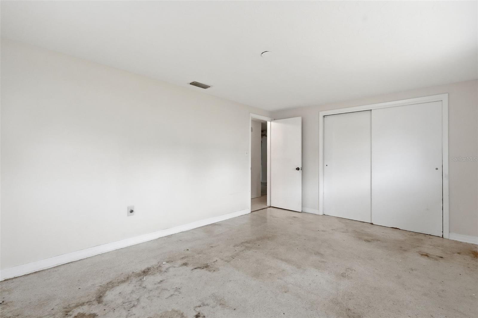 Listing photo id 9 for 1039 Clairborne Street