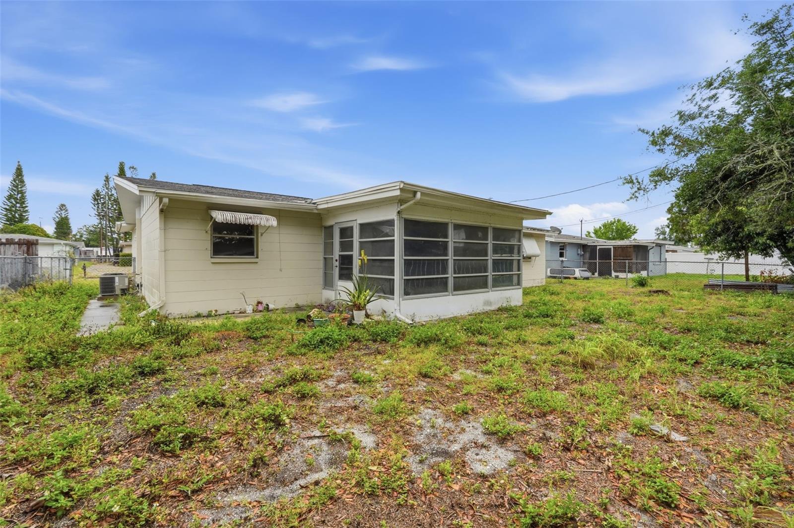 Listing photo id 20 for 1039 Clairborne Street