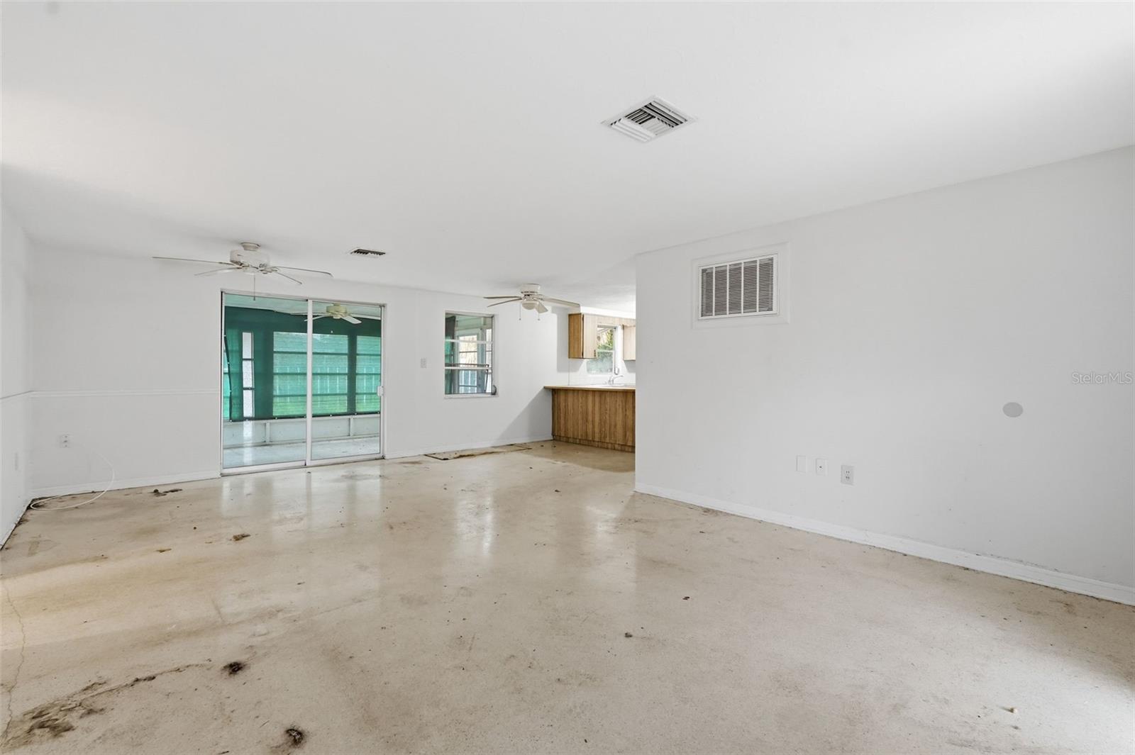 Listing photo id 3 for 1039 Clairborne Street