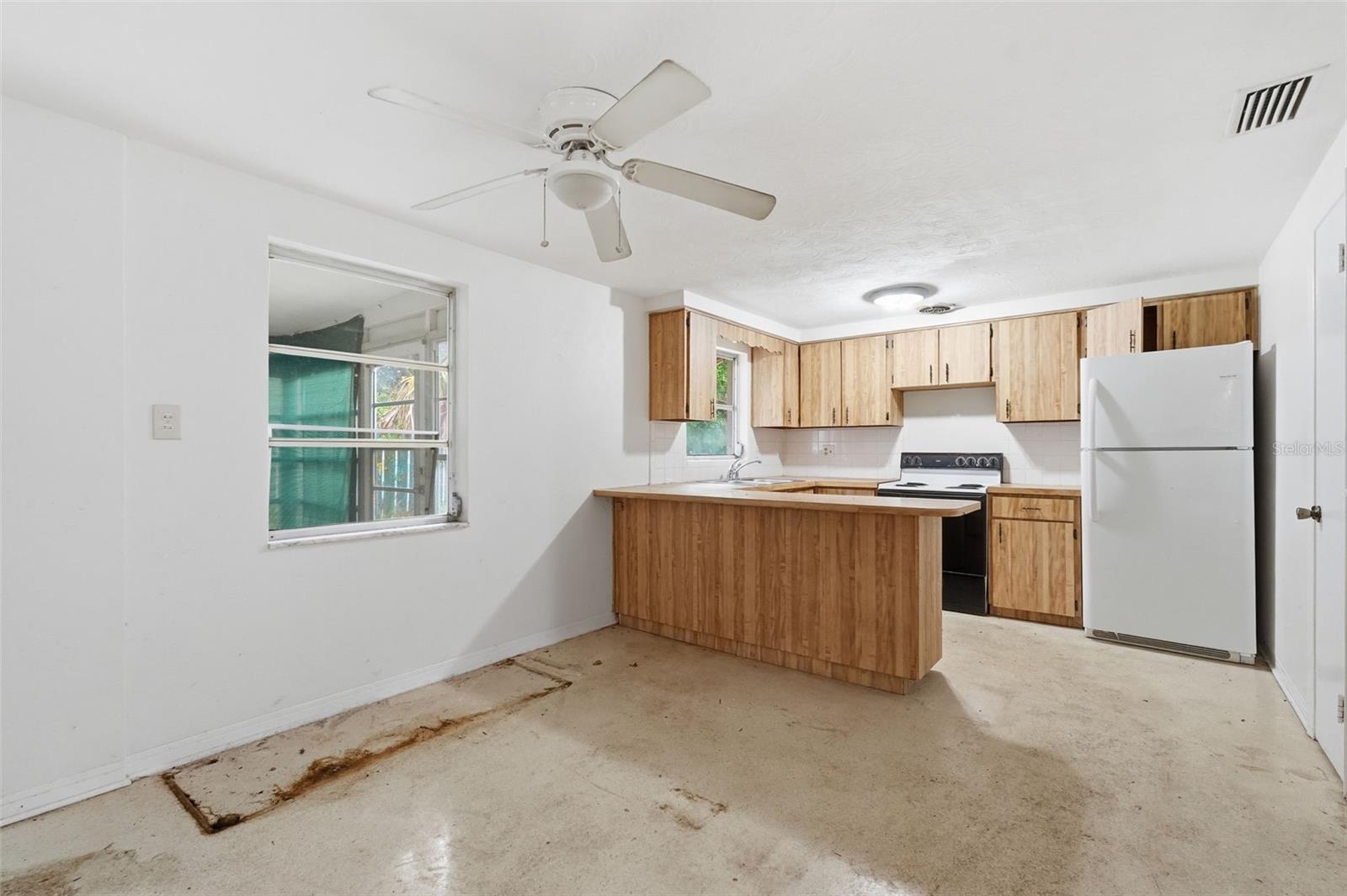 Listing photo id 4 for 1039 Clairborne Street