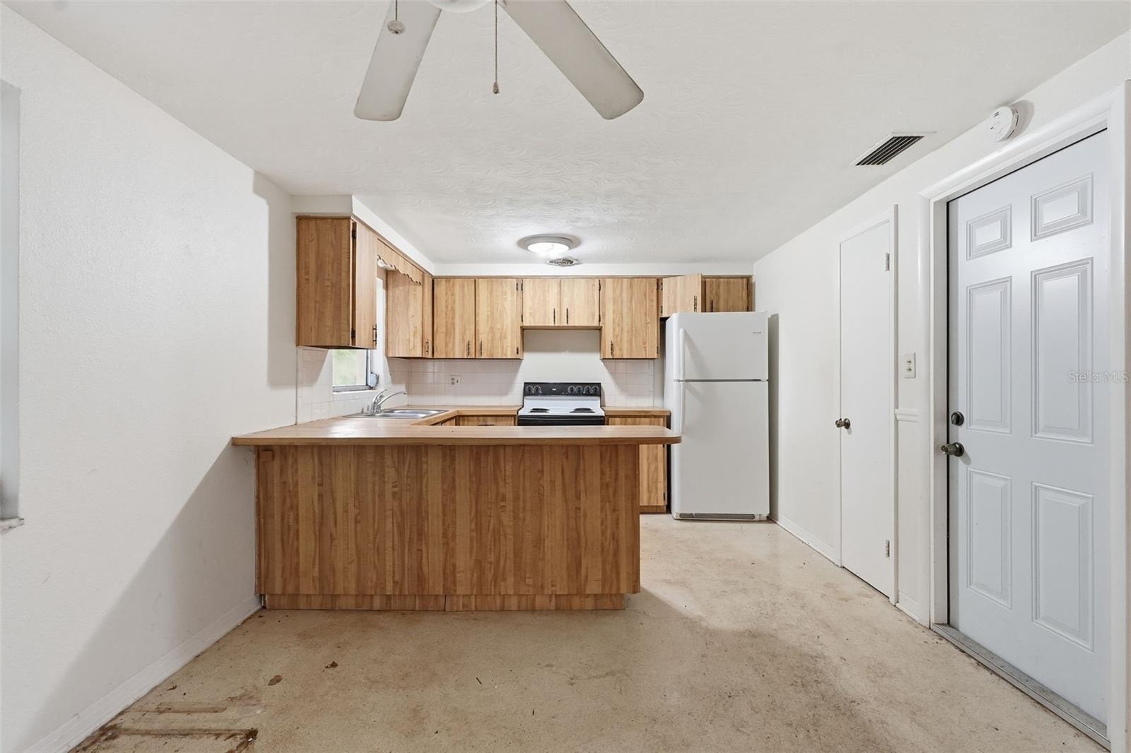 Listing photo id 5 for 1039 Clairborne Street