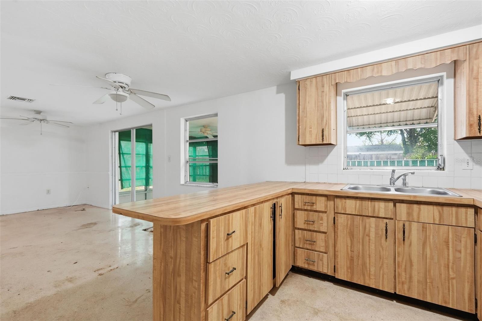 Listing photo id 6 for 1039 Clairborne Street