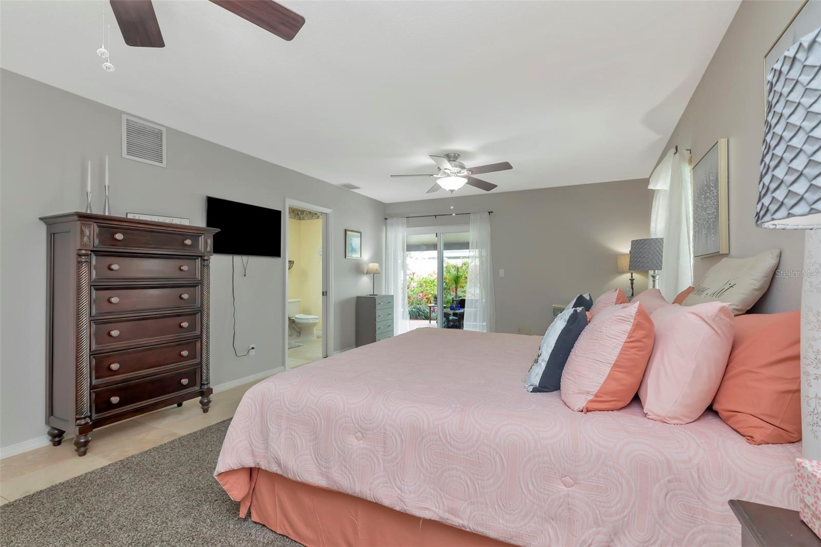 Image 22 of 72 For 8233 Forest Circle