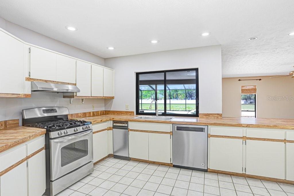 Listing photo id 8 for 9005 Haymarket Lane