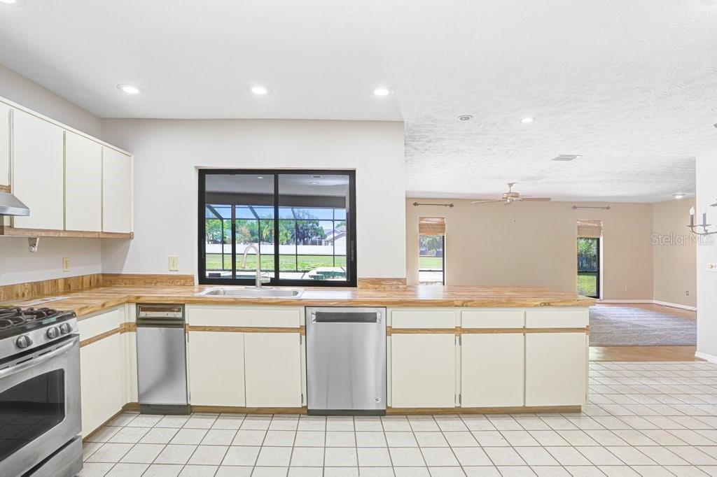 Listing photo id 9 for 9005 Haymarket Lane