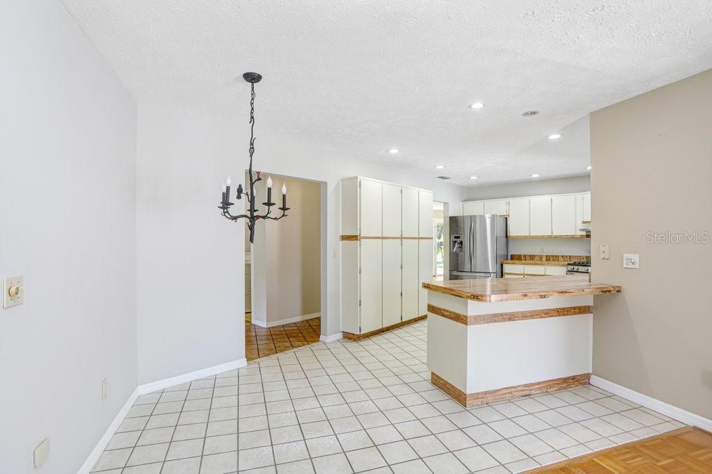 Listing photo id 10 for 9005 Haymarket Lane