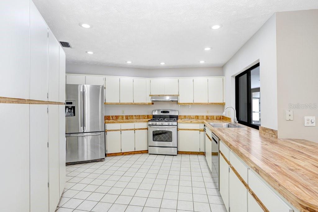 Listing photo id 11 for 9005 Haymarket Lane