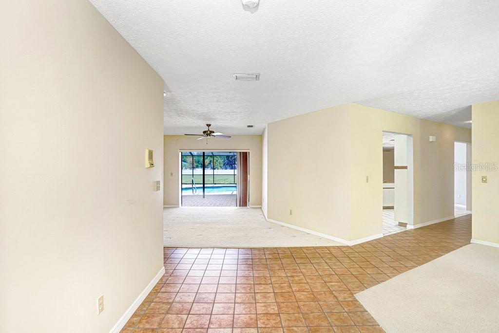 Listing photo id 12 for 9005 Haymarket Lane