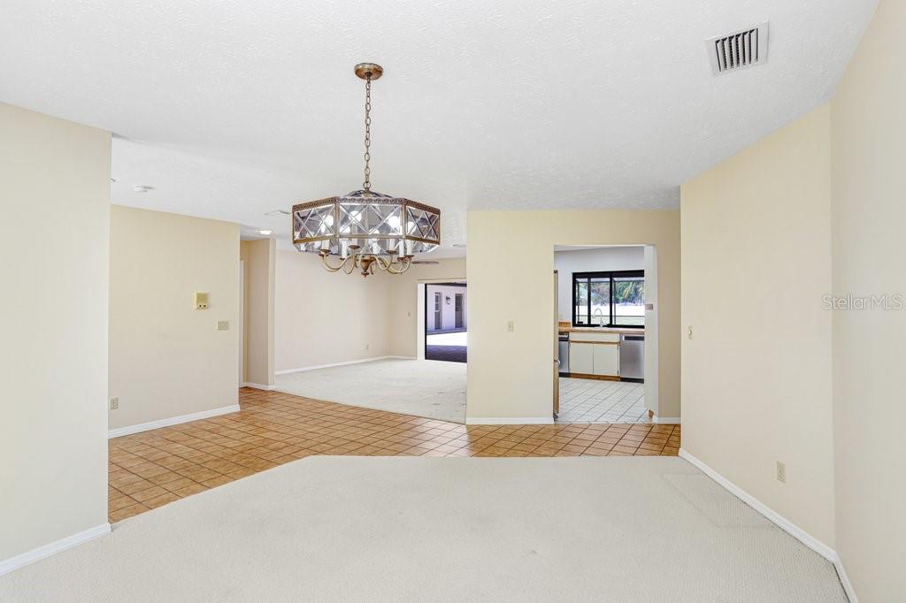 Listing photo id 13 for 9005 Haymarket Lane