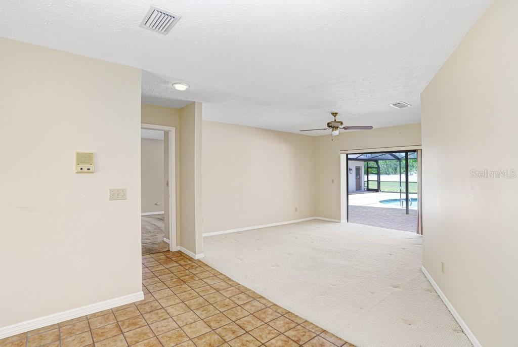 Listing photo id 14 for 9005 Haymarket Lane