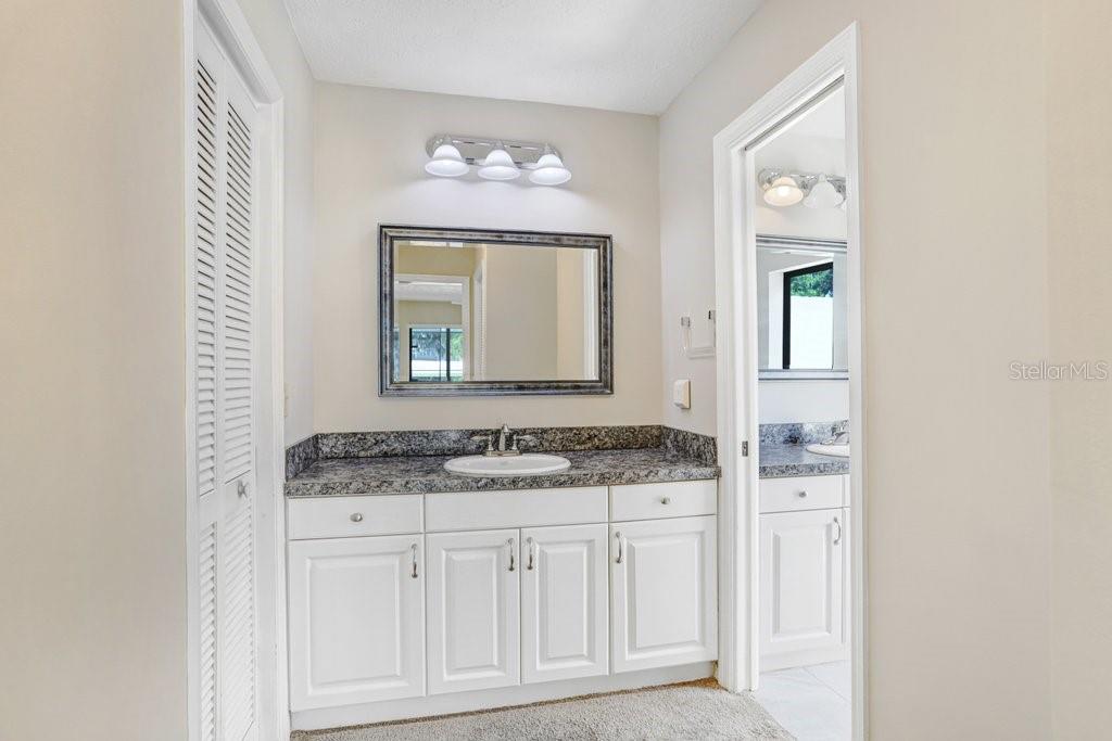 Listing photo id 18 for 9005 Haymarket Lane