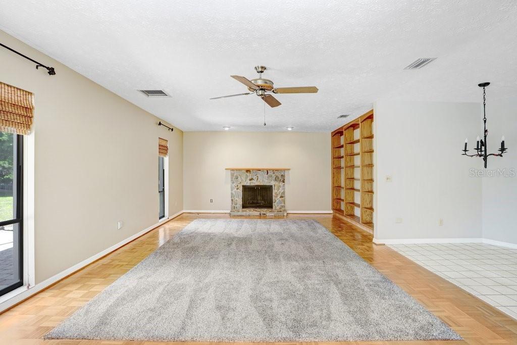 Listing photo id 5 for 9005 Haymarket Lane