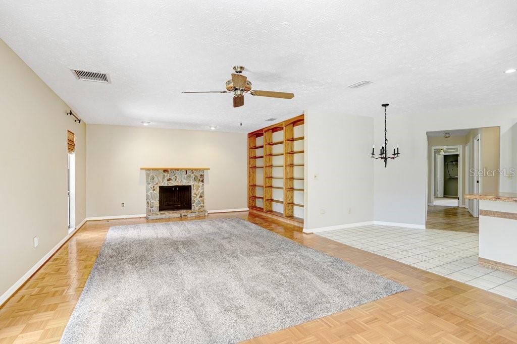 Listing photo id 6 for 9005 Haymarket Lane