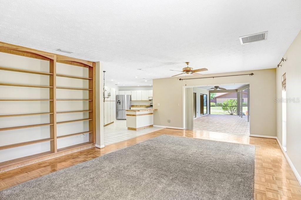 Listing photo id 7 for 9005 Haymarket Lane