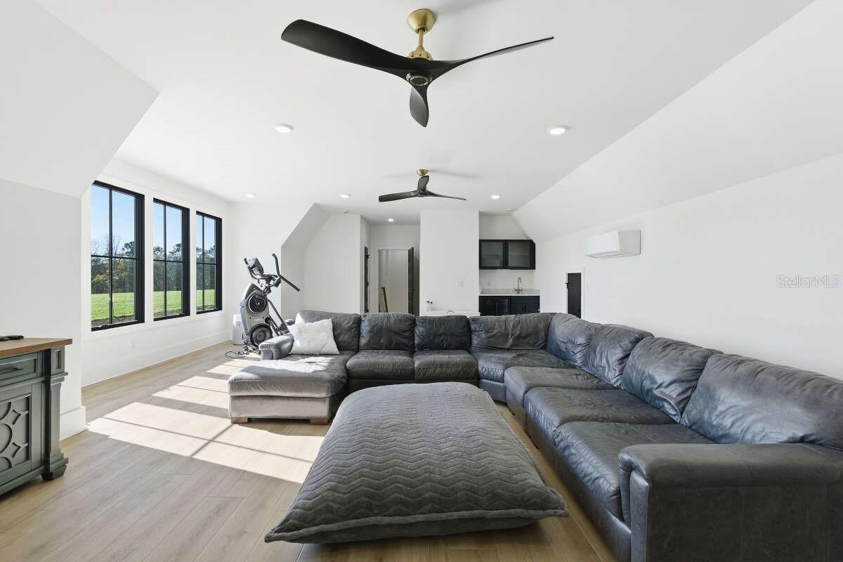 Listing photo id 9 for 4302 Royal Sky Court