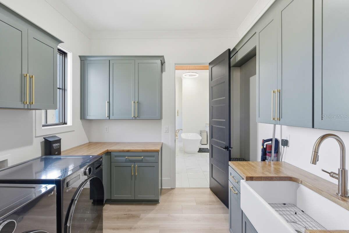 Listing photo id 10 for 4302 Royal Sky Court