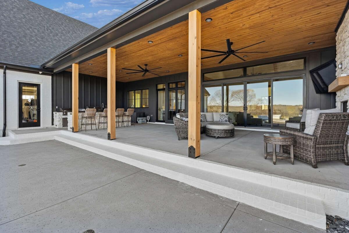 Listing photo id 11 for 4302 Royal Sky Court