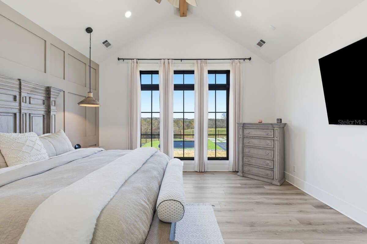 Listing photo id 7 for 4302 Royal Sky Court