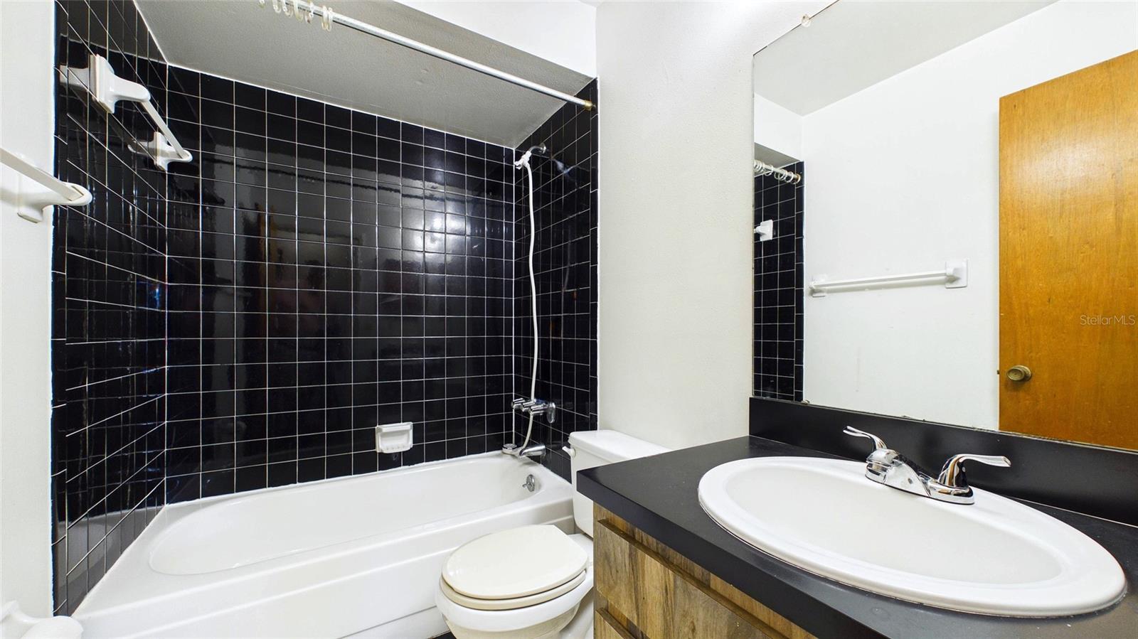 Image 13 of 21 For 711 Regent Circle S